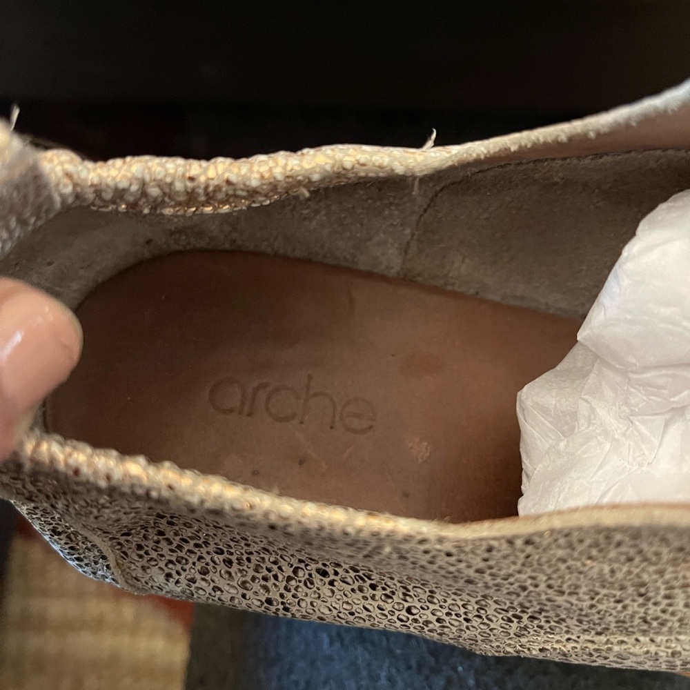 Arche soft pink, beige, gold shimmer leather tie up loafers. Good condition - Picture 5 of 7